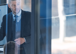 Meetingsituation, ein Manager stellt etwas vor