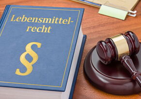 Gesetzbuch "Lebensmittelrecht", daneben ein Richterhammer