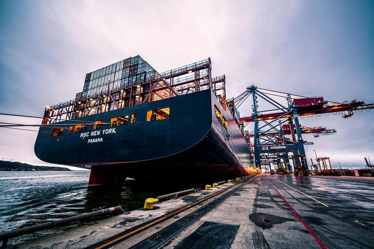 Schiff beim Entladen im Hafen