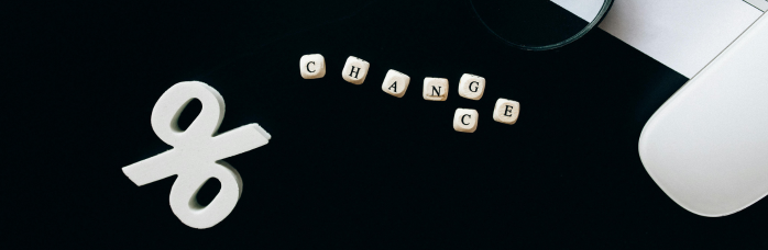 Mit Würfeln wurde das Wort Change gelegt, wobei unter dem G auch ein C ist, wodurch auch das Wort Chance entsteht. Zusätzlich ist ein Prozentzeichen, eine Maus und eine Lupe zu sehen.