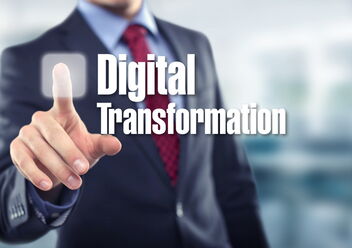 Mann im Anzug zeigt mit seinem Zeigefinger auf ein Rechteck neben dem Begriff "Digital Transformation"