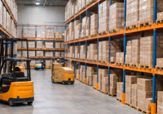 Gang in einem Hochregallager mit Gabelstapler