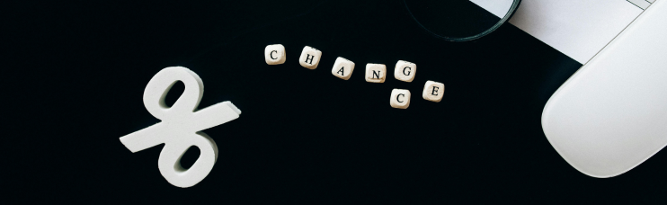 Mit Würfeln wurde das Wort Change gelegt, wobei unter dem G auch ein C ist, wodurch auch das Wort Chance entsteht. Zusätzlich ist ein Prozentzeichen, eine Maus und eine Lupe zu sehen.